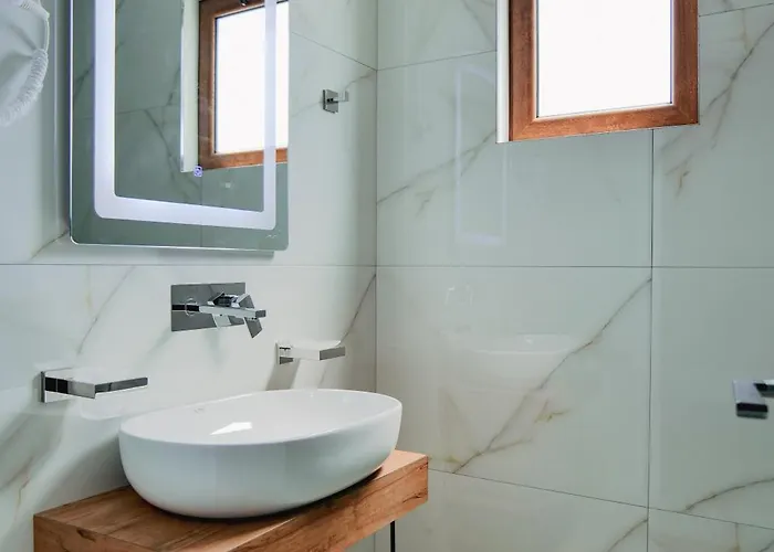 מלון Shpetimi 3*